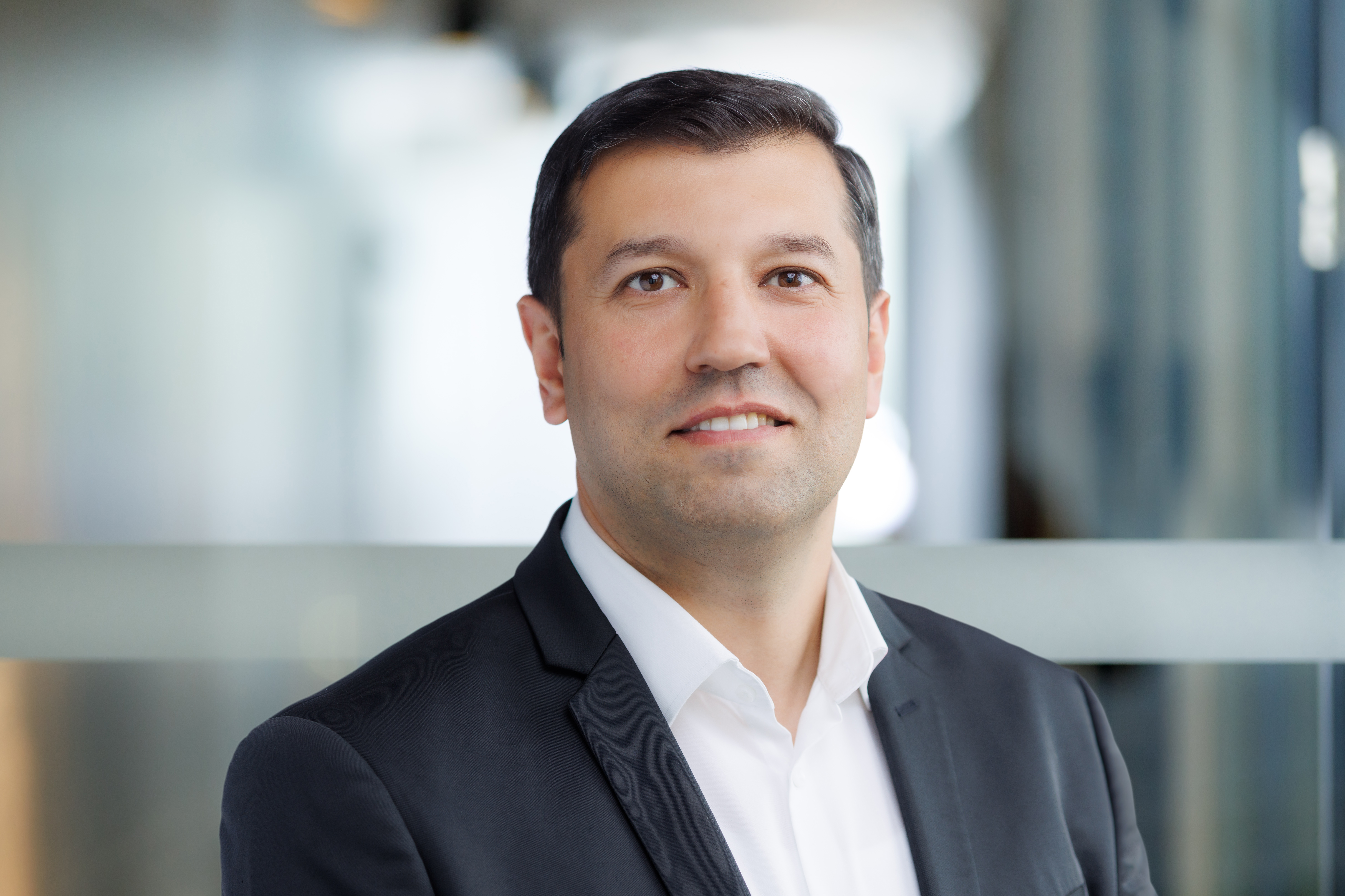 Ferhad Hesso, Gründer von AVAMENT